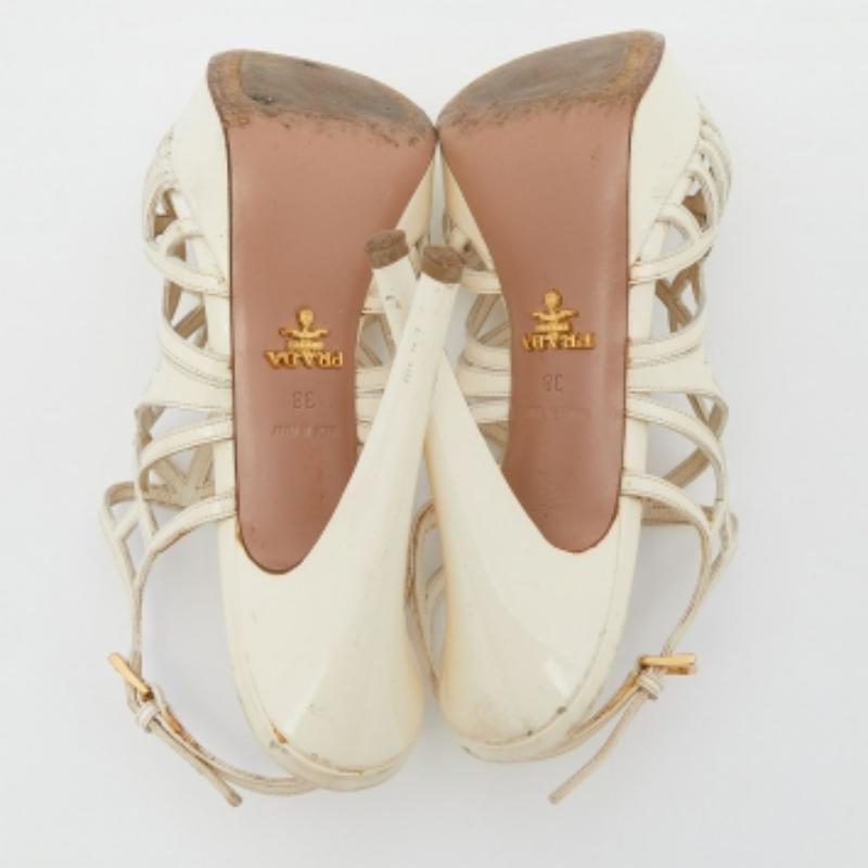 Prada Plateausandalen aus cremefarbenem Lackleder mit Käfig Größe 38 im Angebot 2
