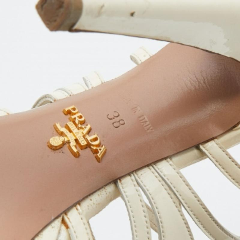 Prada Plateausandalen aus cremefarbenem Lackleder mit Käfig Größe 38 im Angebot 3