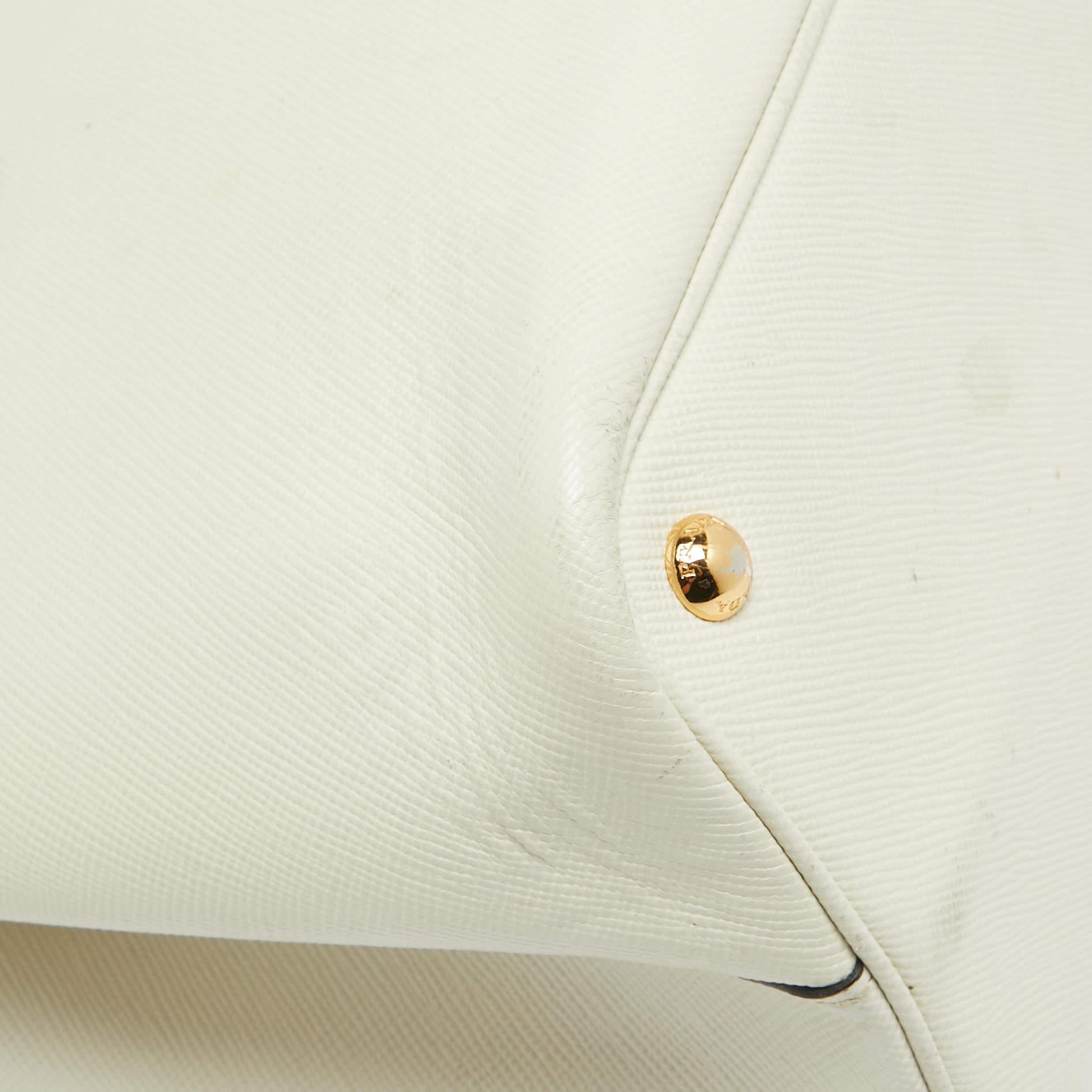 Prada Offene Saffiano Cuir-Tasche aus weißem Leder mit doppeltem Henkel im Angebot 3
