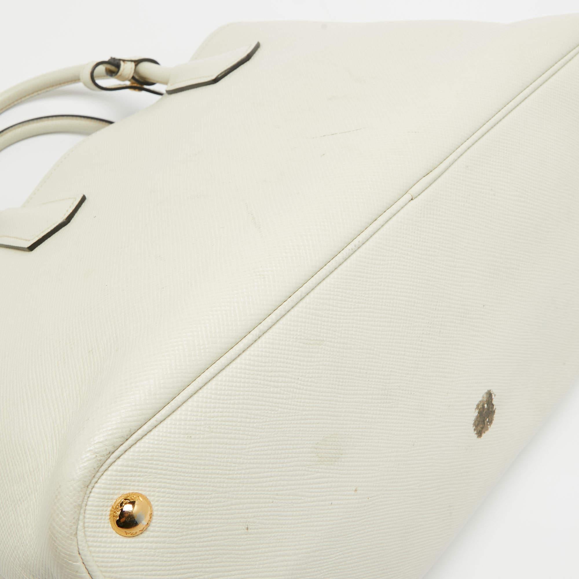 Sac cabas Prada en cuir Saffiano Cuir blanc cassé à double poignée en vente 4