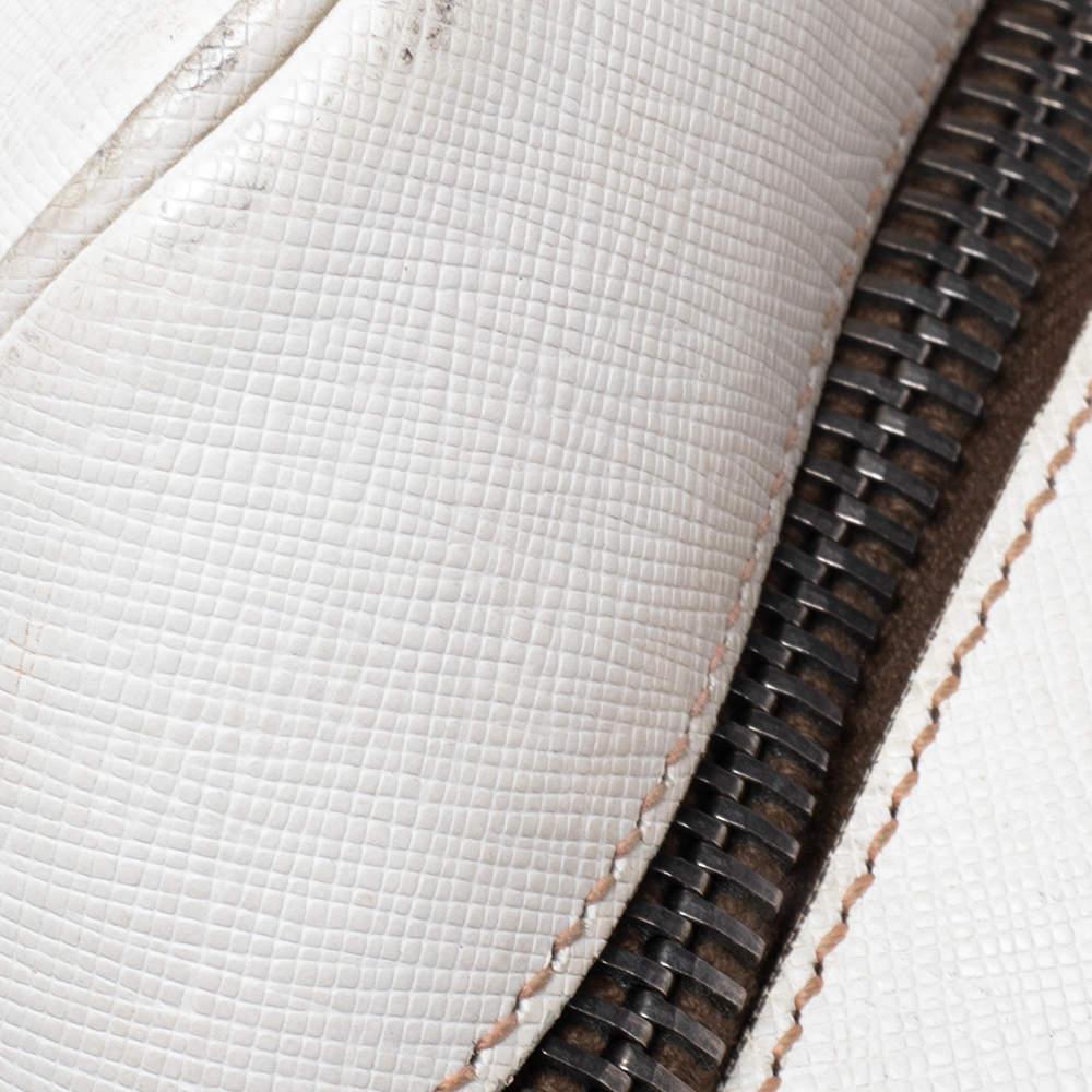 Off-white Saffiano-Bauletto-Tasche aus Leder von Prada im Angebot 5