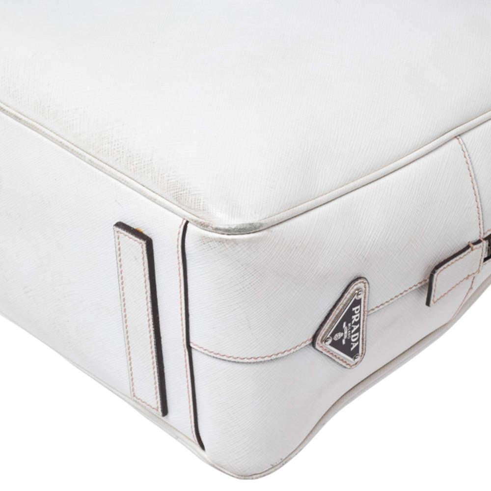 Off-white Saffiano-Bauletto-Tasche aus Leder von Prada im Angebot 7