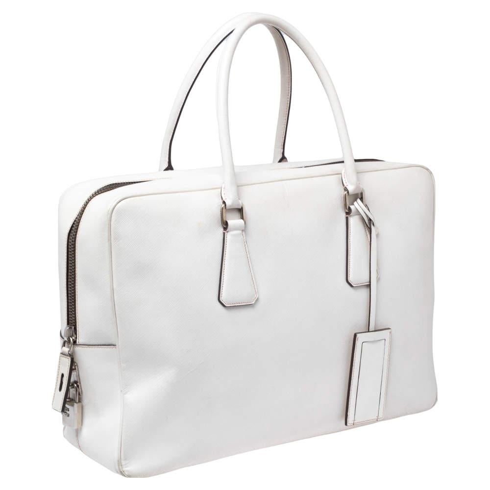 Off-white Saffiano-Bauletto-Tasche aus Leder von Prada im Zustand „Relativ gut“ im Angebot in Dubai, Al Qouz 2