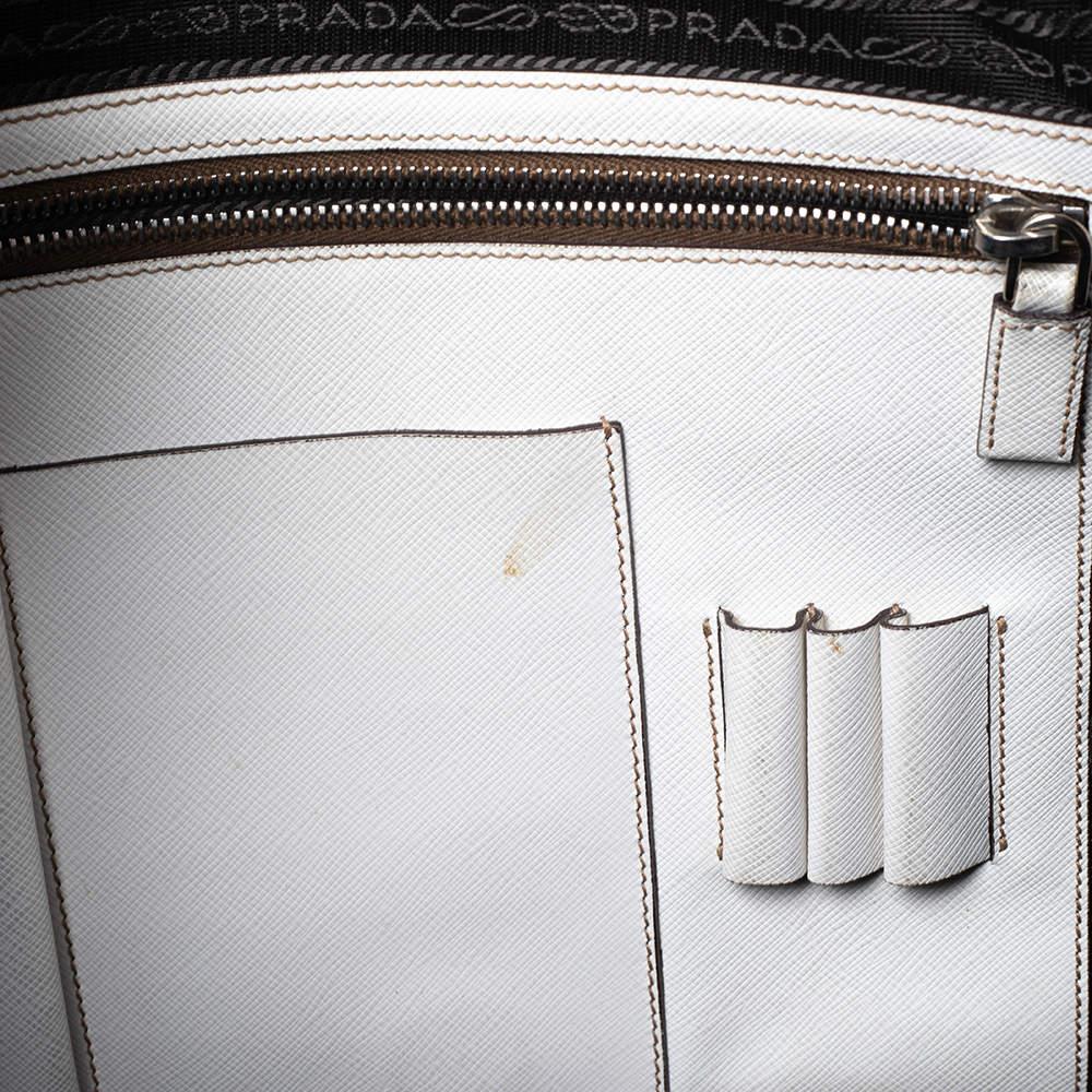 Off-white Saffiano-Bauletto-Tasche aus Leder von Prada im Angebot 4