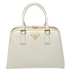 Prada Off White Saffiano Lux Leder Pyramide Rahmen Satchel