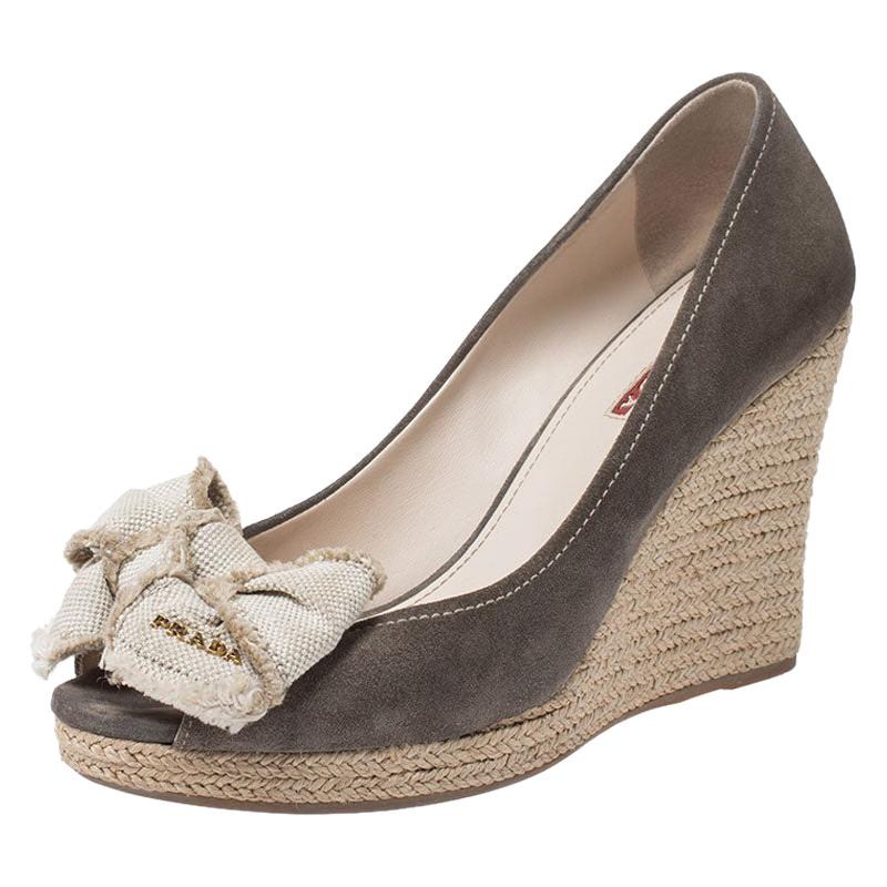 Prada - Escarpins compensés à bout ouvert en daim et toile vert olive/beige avec nœud papillon, taille 38,5 en vente