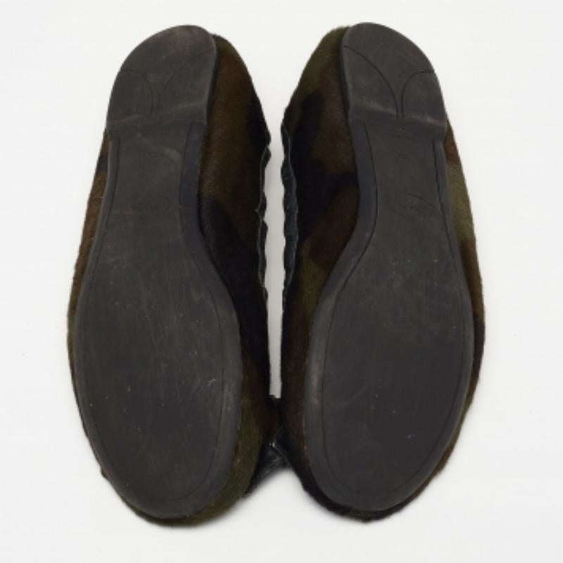 Ces ballerines de Prada exsudent une élégance simpliste. Confectionnées en poils de veau, ces chaussures plates présentent un extérieur vert olive, des orteils ronds et des nœuds. En les portant, vous êtes sûr de passer une journée confortable.