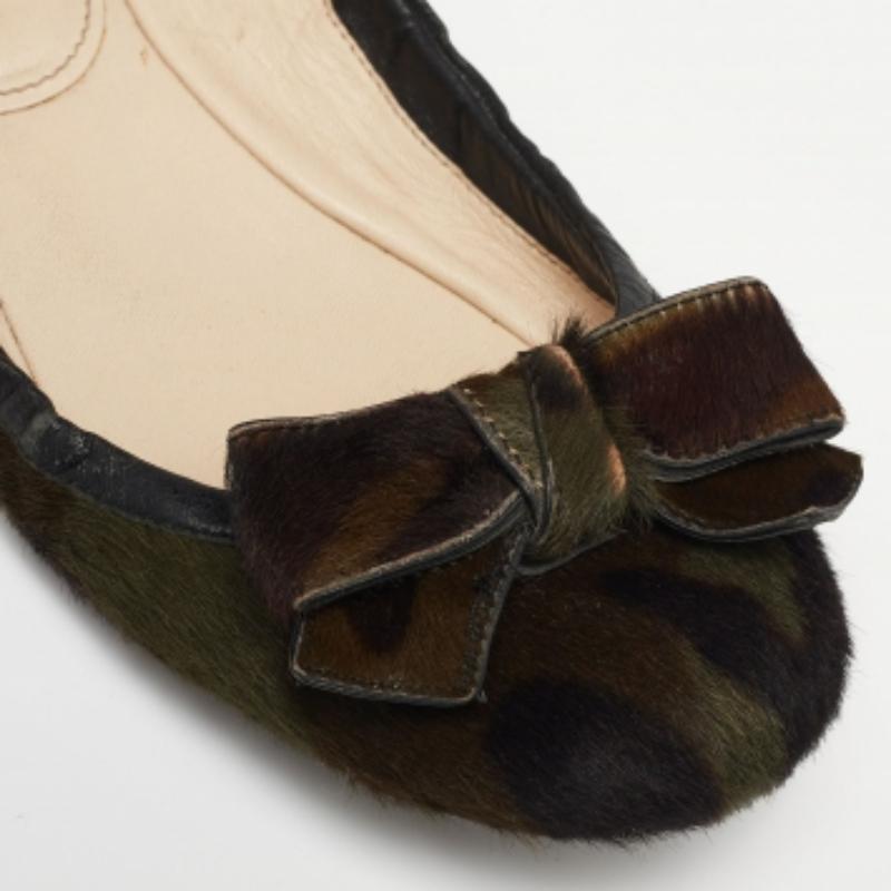 Ballerines Prada en cuir de veau vert olive avec nœud papillon, taille 39 Pour femmes en vente