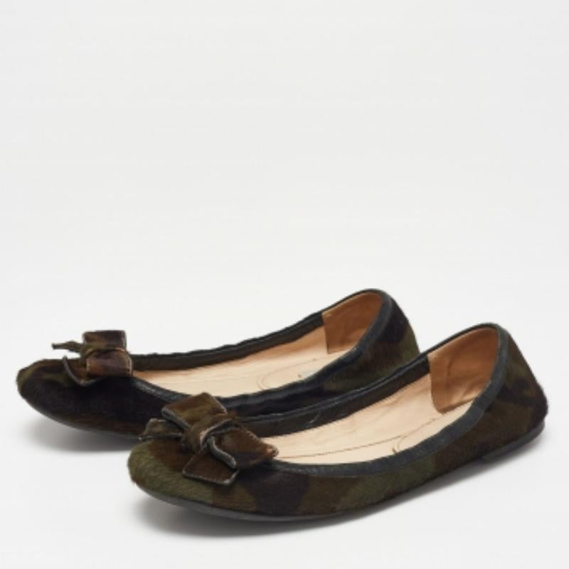 Ballerines Prada en cuir de veau vert olive avec nœud papillon, taille 39 en vente 2