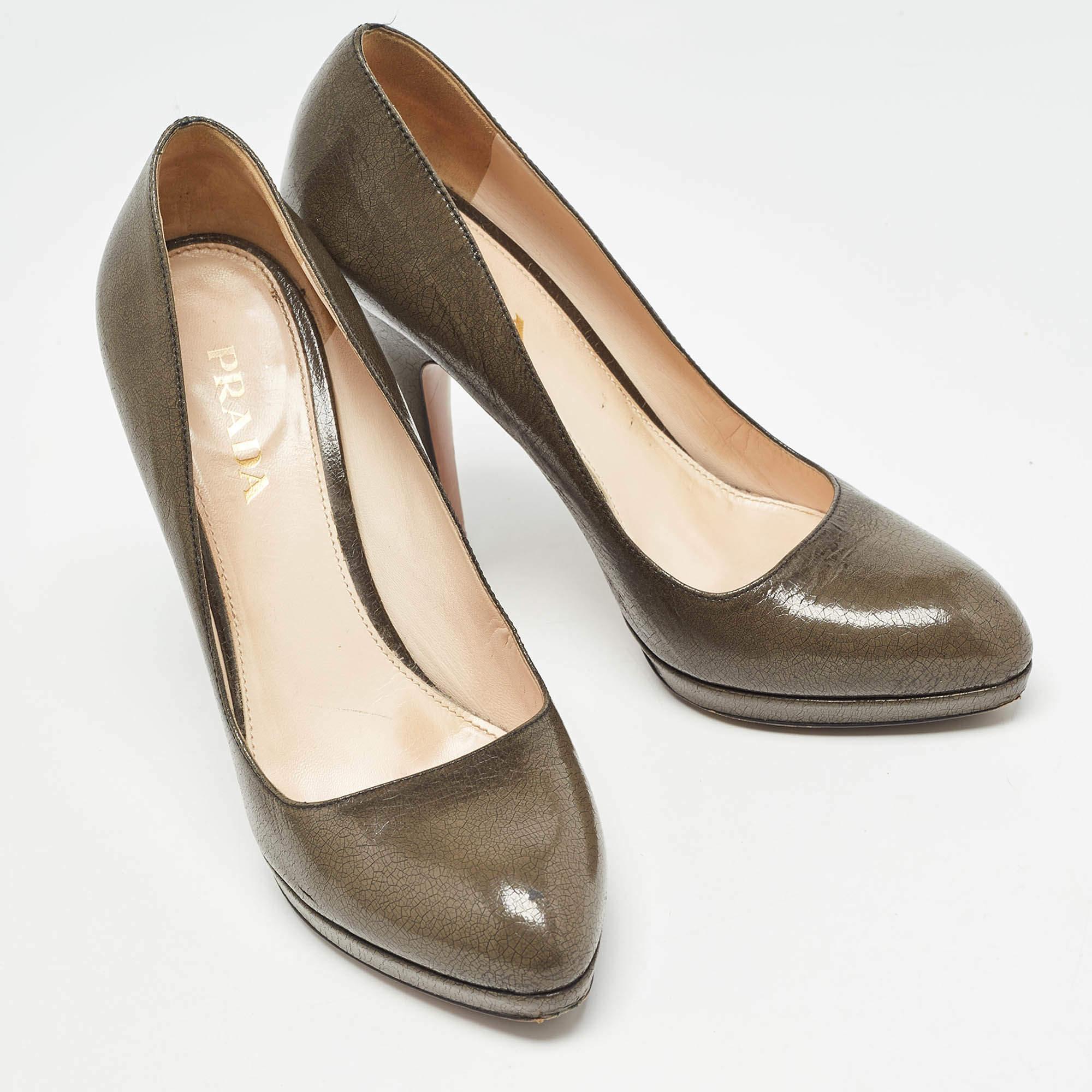Prada Olive Green Crackled Patent Platform Leather Pumps Size 38.5 In Fair Condition For Sale In Dubai, Al Qouz 2