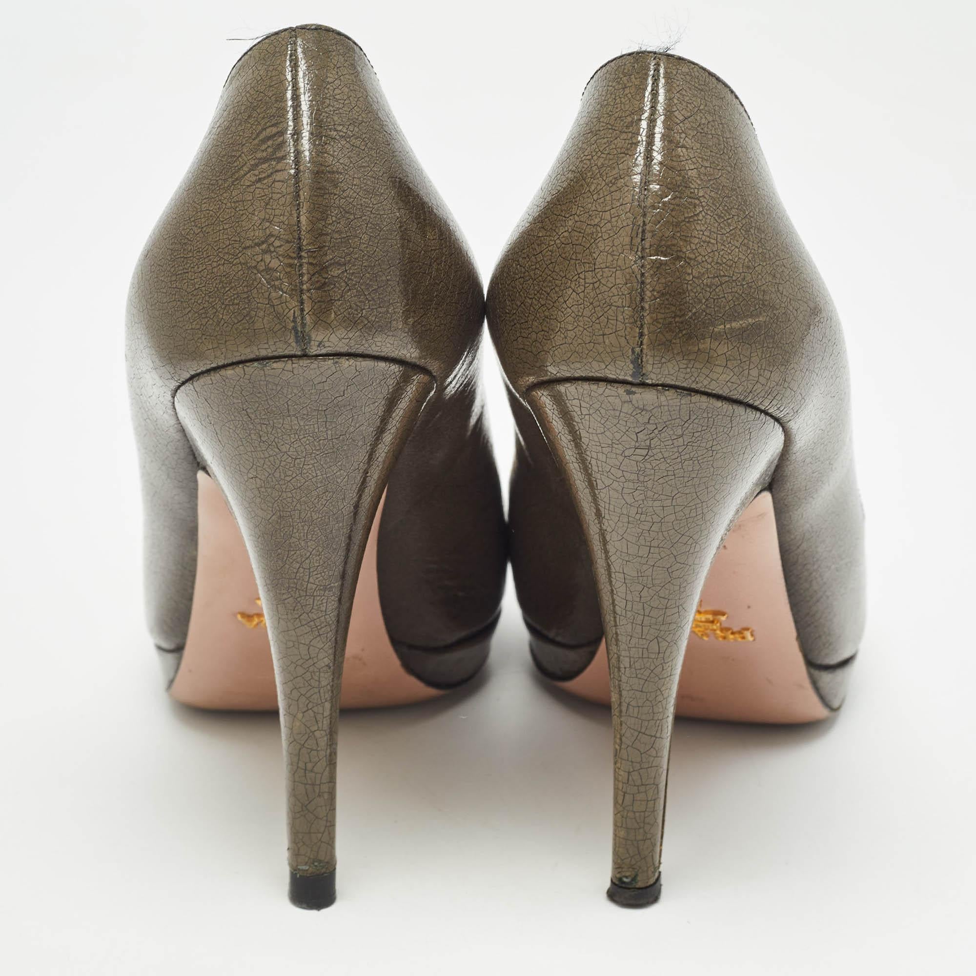 Women's Prada Olive Green Crackled Patent Platform Leather Pumps Size 38.5 For Sale