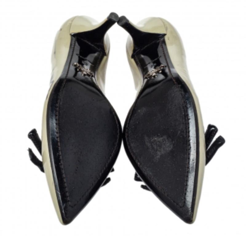 Prada Olive Green Patent Leather Pointed Toe Pumps Size 38 In Fair Condition For Sale In Dubai, Al Qouz 2
