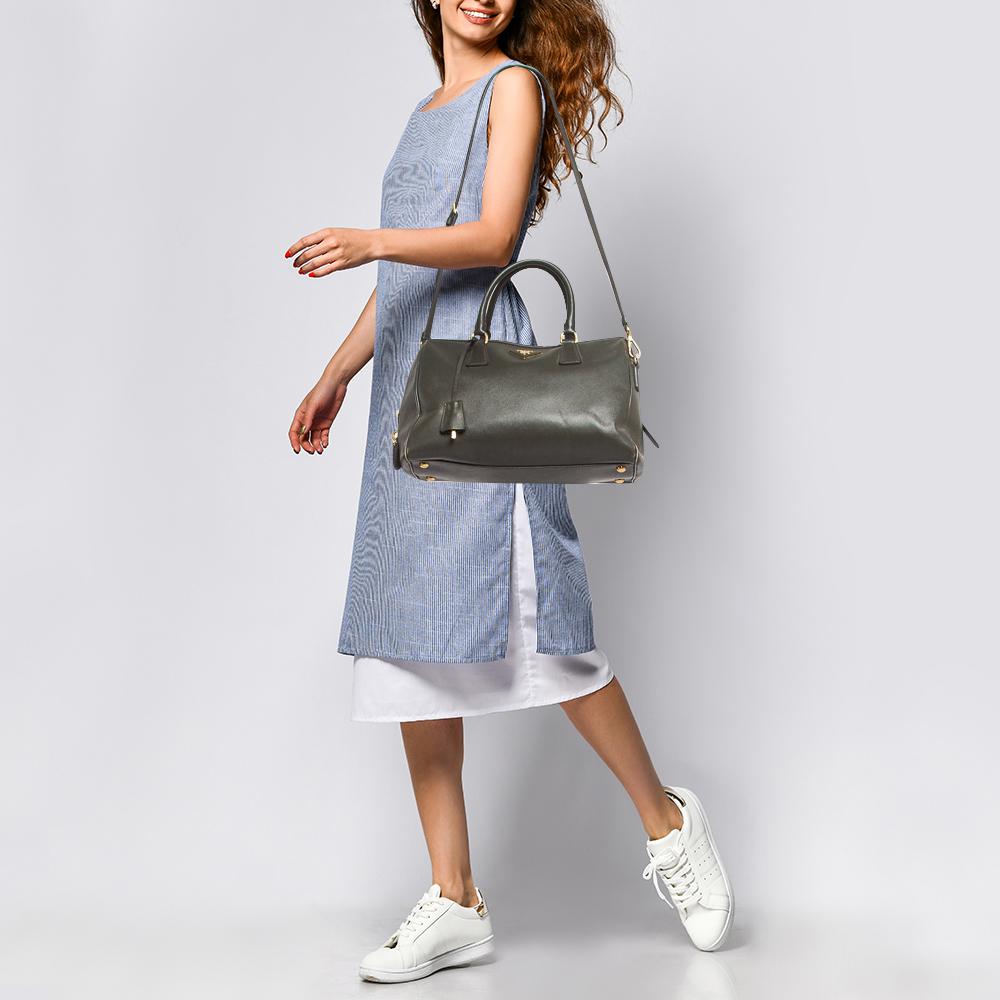 Designer bags are ideal companions for ample occasions! Here we have a fashion-meets-functionality piece crafted with precision. It has been equipped with a well-sized interior that can easily fit all your essentials.