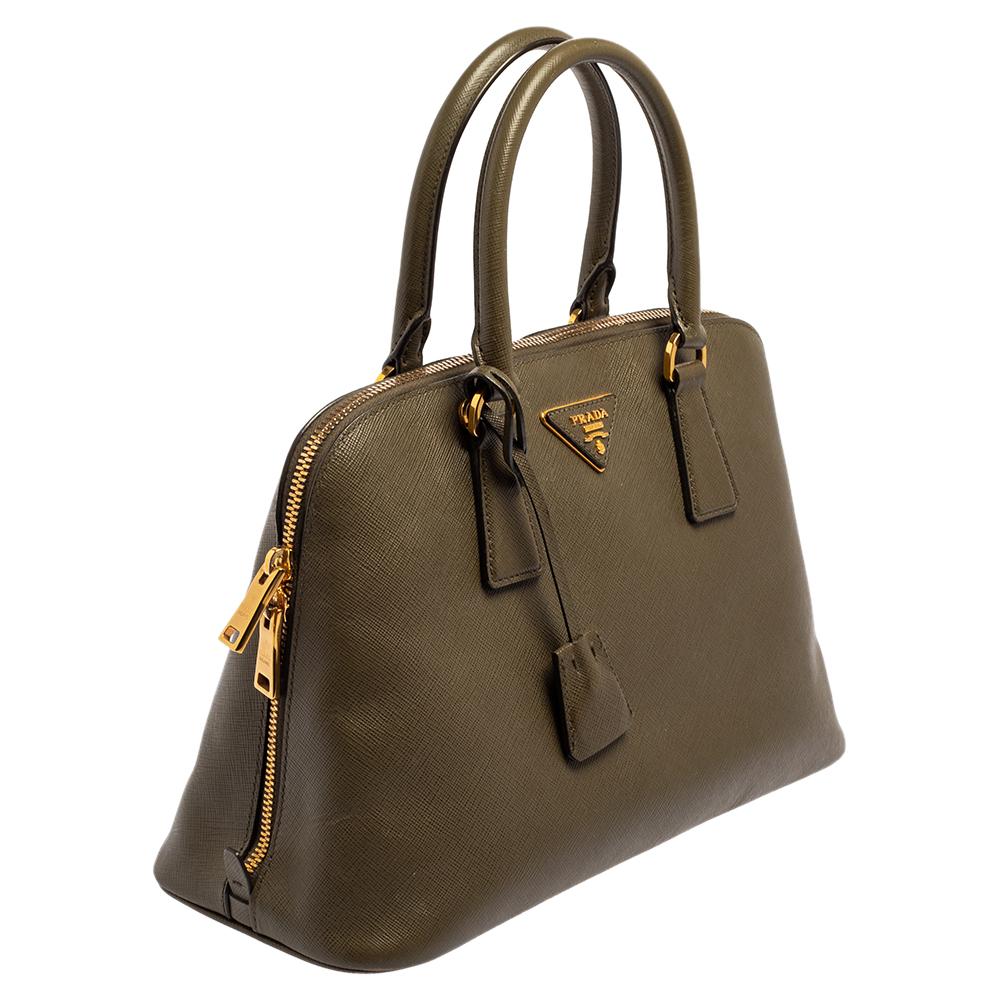 Prada Olivgrüne Saffiano Lux Promenade Tasche aus Leder Medium im Zustand „Gut“ in Dubai, Al Qouz 2