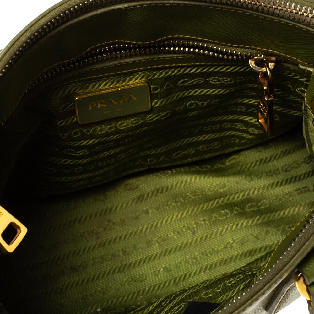 Prada Olive Green Saffiano Lux Leather Small Double Zip Tote In Fair Condition In Dubai, Al Qouz 2