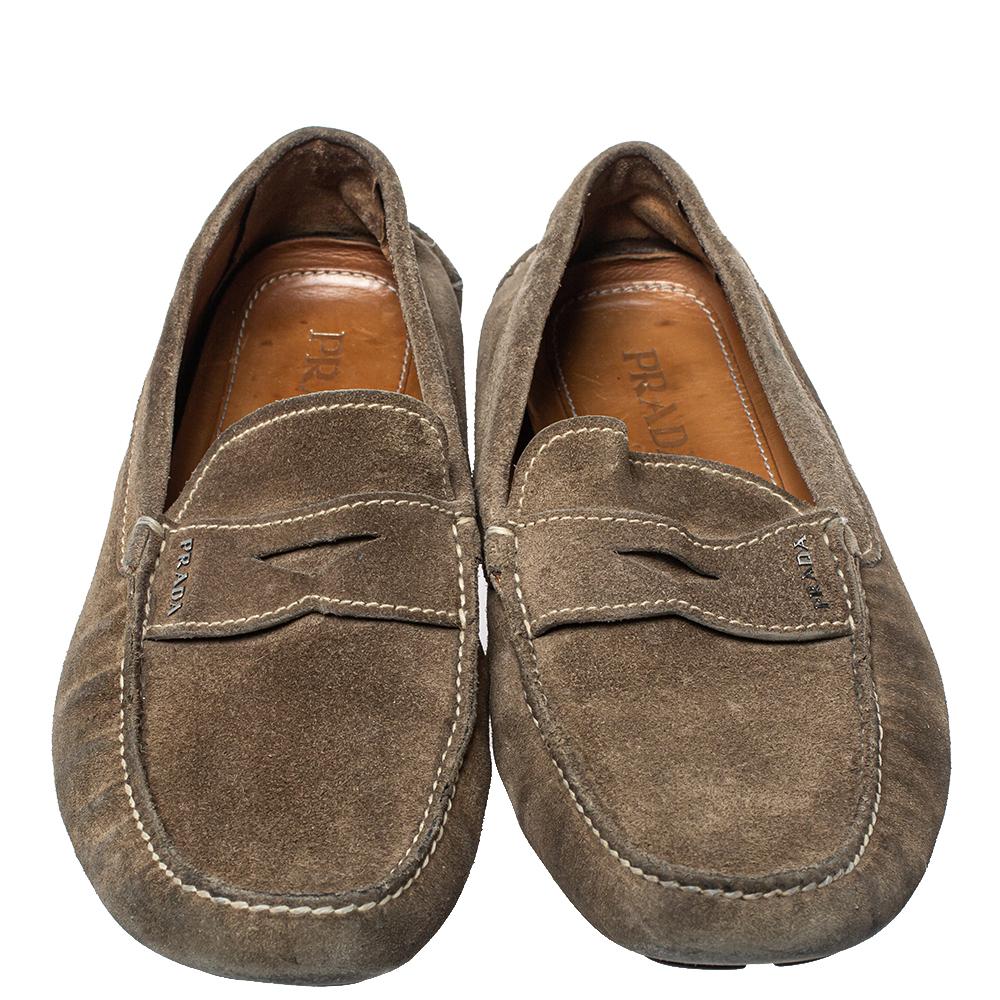 This pair of Prada Penny loafers combines comfort with style. Crafted from olive green suede, they feature a round toe, penny keeper strap, leather-lined insole, and leather & rubber sole. This pair can be teamed up with office and casual attires.

