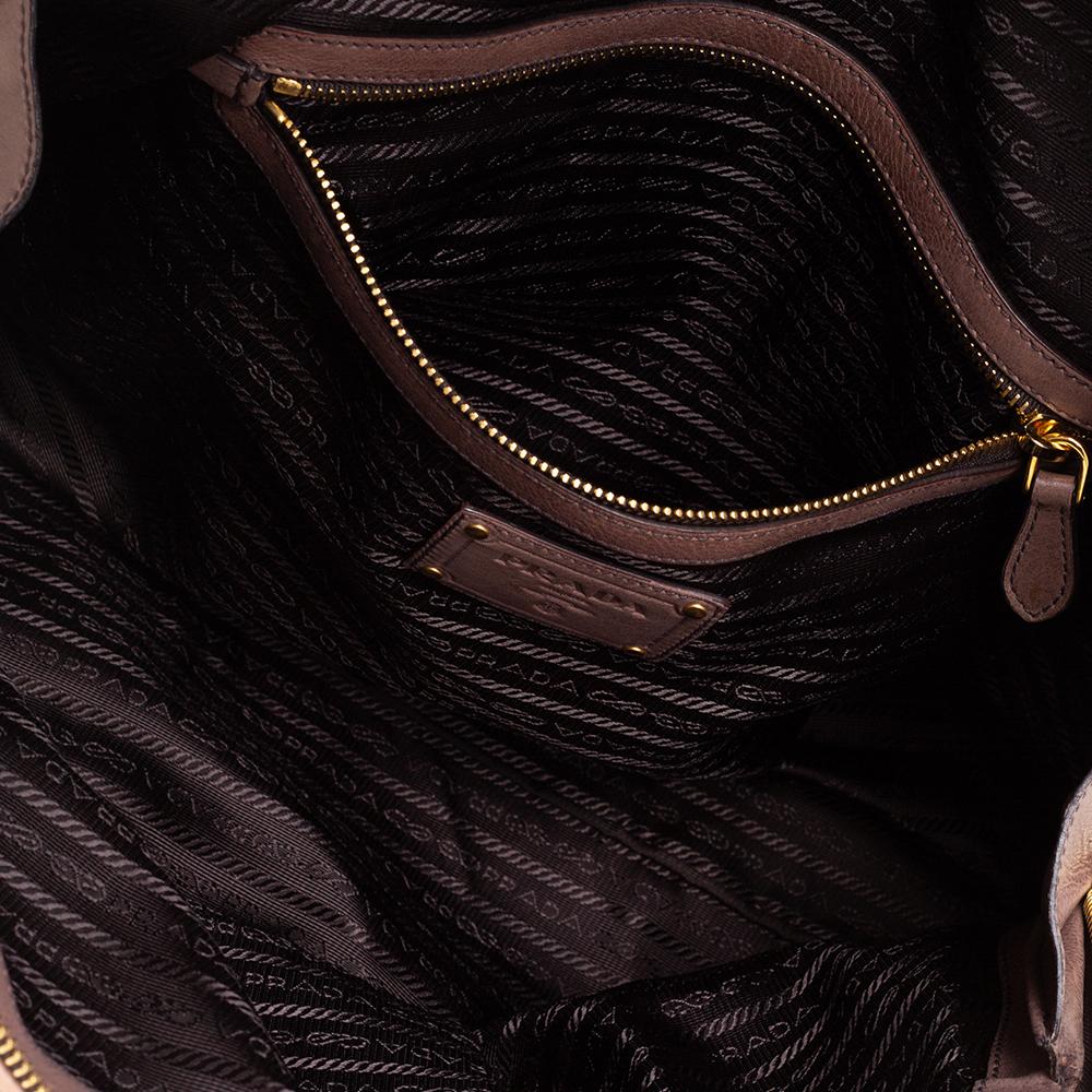 Donna Prada: borsa a forma di cupola in pelle beige e nera