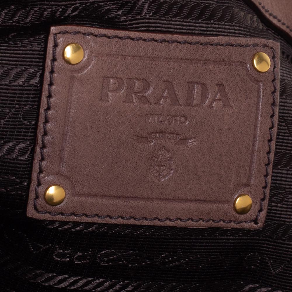 Prada: borsa a forma di cupola in pelle beige e nera 1