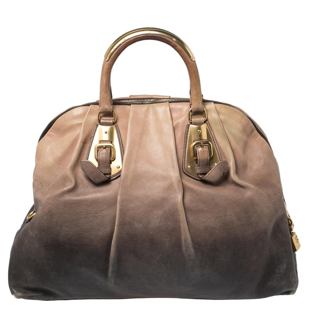 High in appeal and style, this satchel is a Prada creation. It has been crafted from ombre beige glaze leather and shaped to exude class and luxury. The bag is adorned with gold-tone hardware and comes with two handles and a spacious interior for