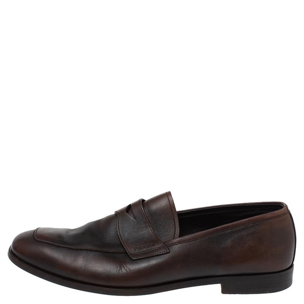 Sleek and luxe, these penny loafers by Prada will enhance your outfits in a stylish way. Meticulously crafted from quality leather, they carry fine stitching touches, an ombre brown shade and penny keeper straps. The pair is complete with durable