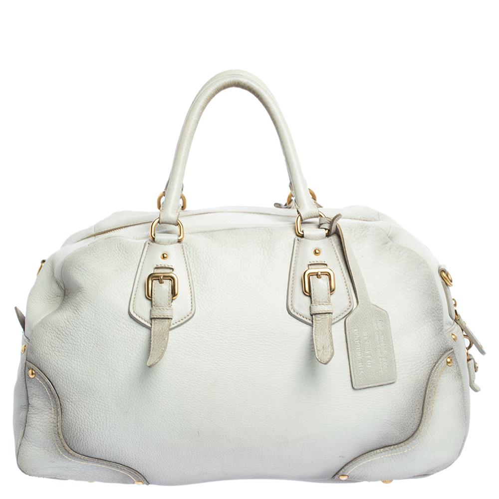 Sling on this gorgeous Bauletto bag by Prada and be the talk of the town! Made from ombre white leather, this bag has two rolled leather handles, a detachable shoulder strap, a leather tag, a padlock, and four metal feet at the base. Lined with