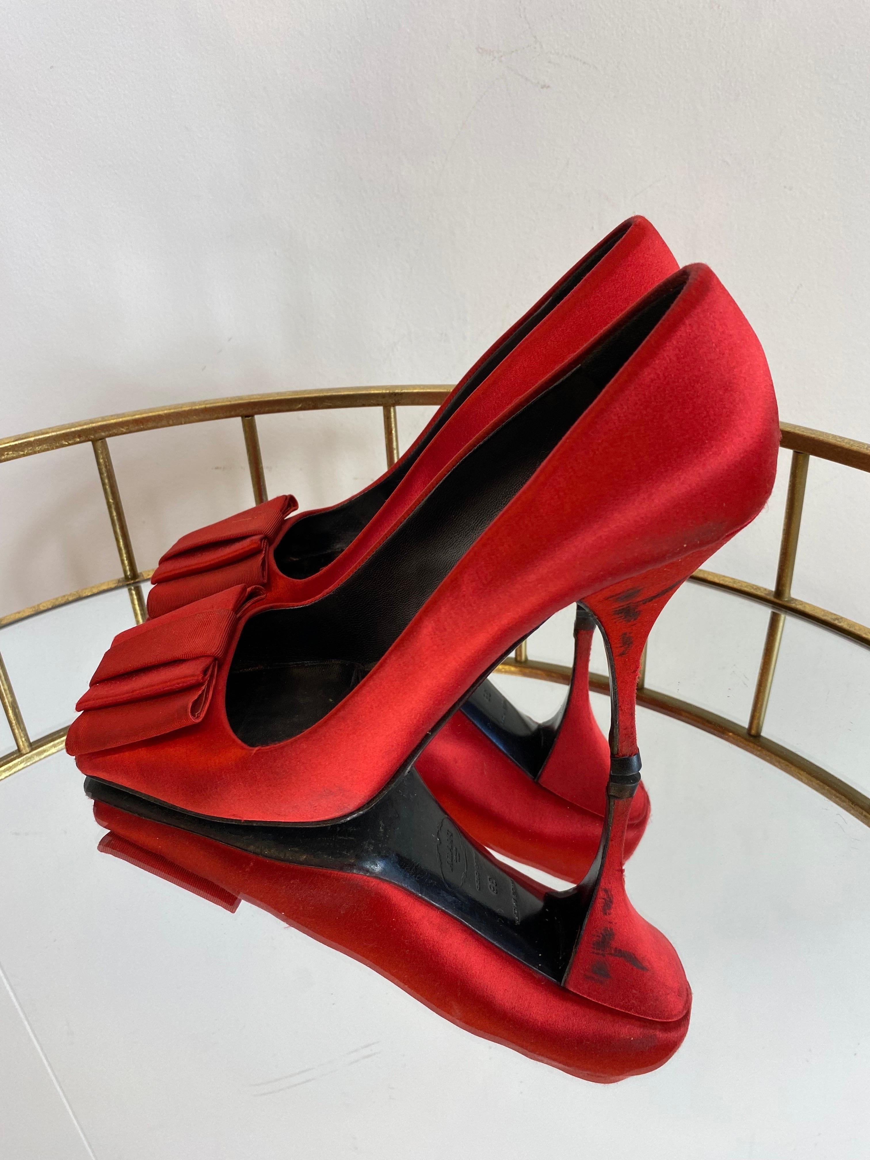 Décolleté open toe di Prada in raso rosso con fiocco in punta. 
Presentano segni di utilizzo come da foto.
Con scatola.
No. 39
Tacco 10 cm