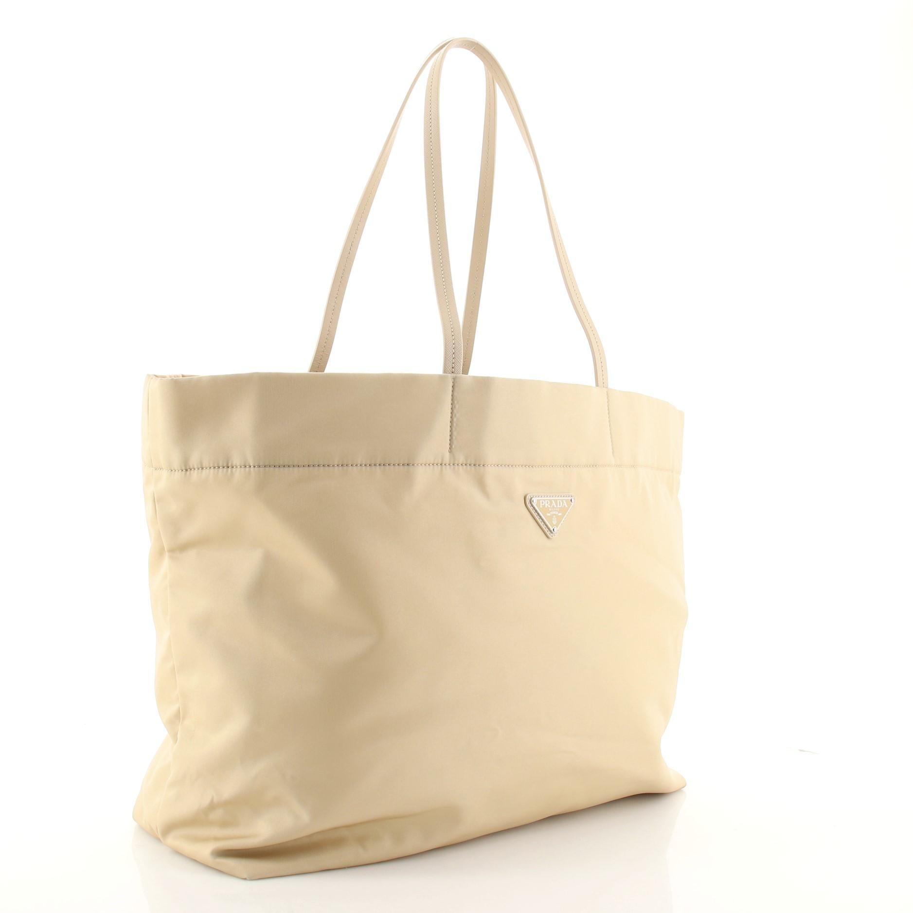Prada Offene Tragetasche aus Nylon Groß (Beige)