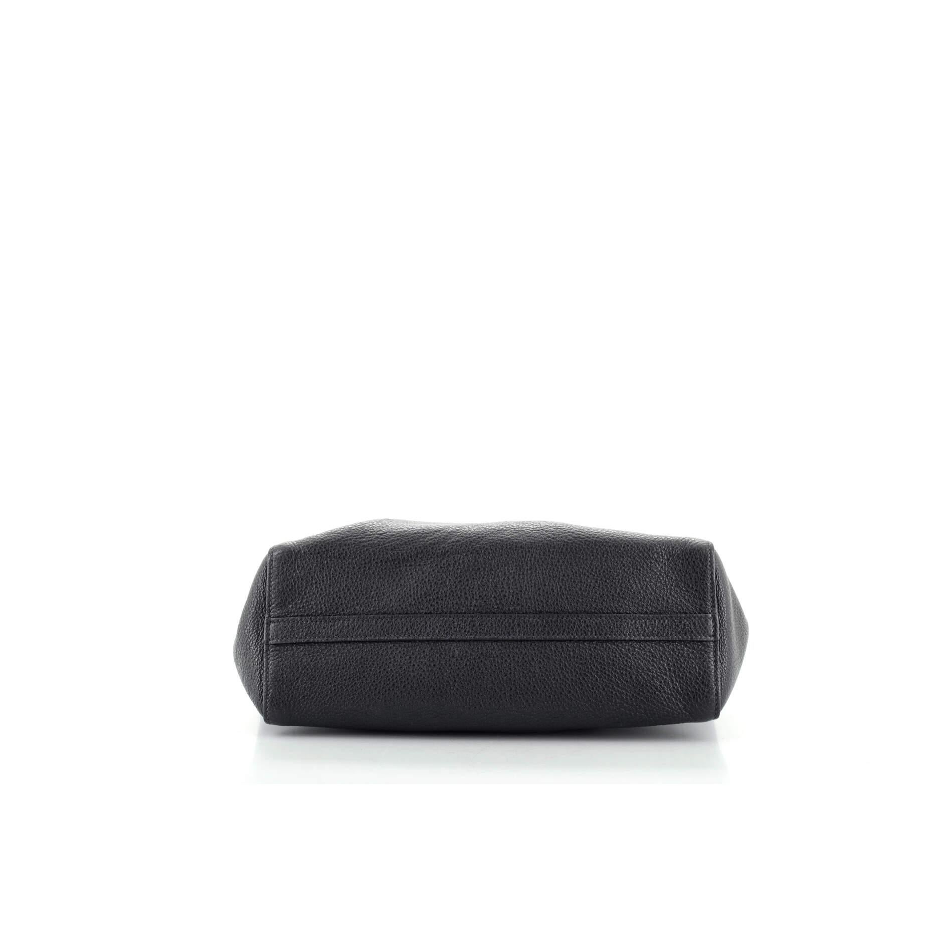 Prada Offene Tragetasche Vitello Phenix Medium im Zustand „Gut��“ in NY, NY