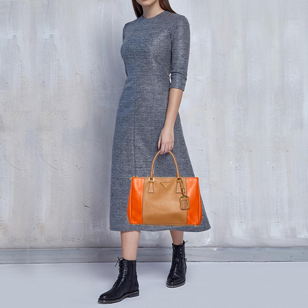 Bolso mediano Galleria de piel saffiano Lux naranja/beige de Prada Naranja