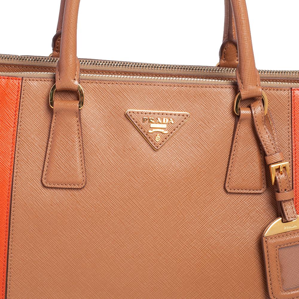 Bolso mediano Galleria de piel saffiano Lux naranja/beige de Prada 1