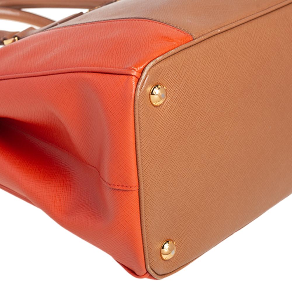 Bolso mediano Galleria de piel saffiano Lux naranja/beige de Prada 3