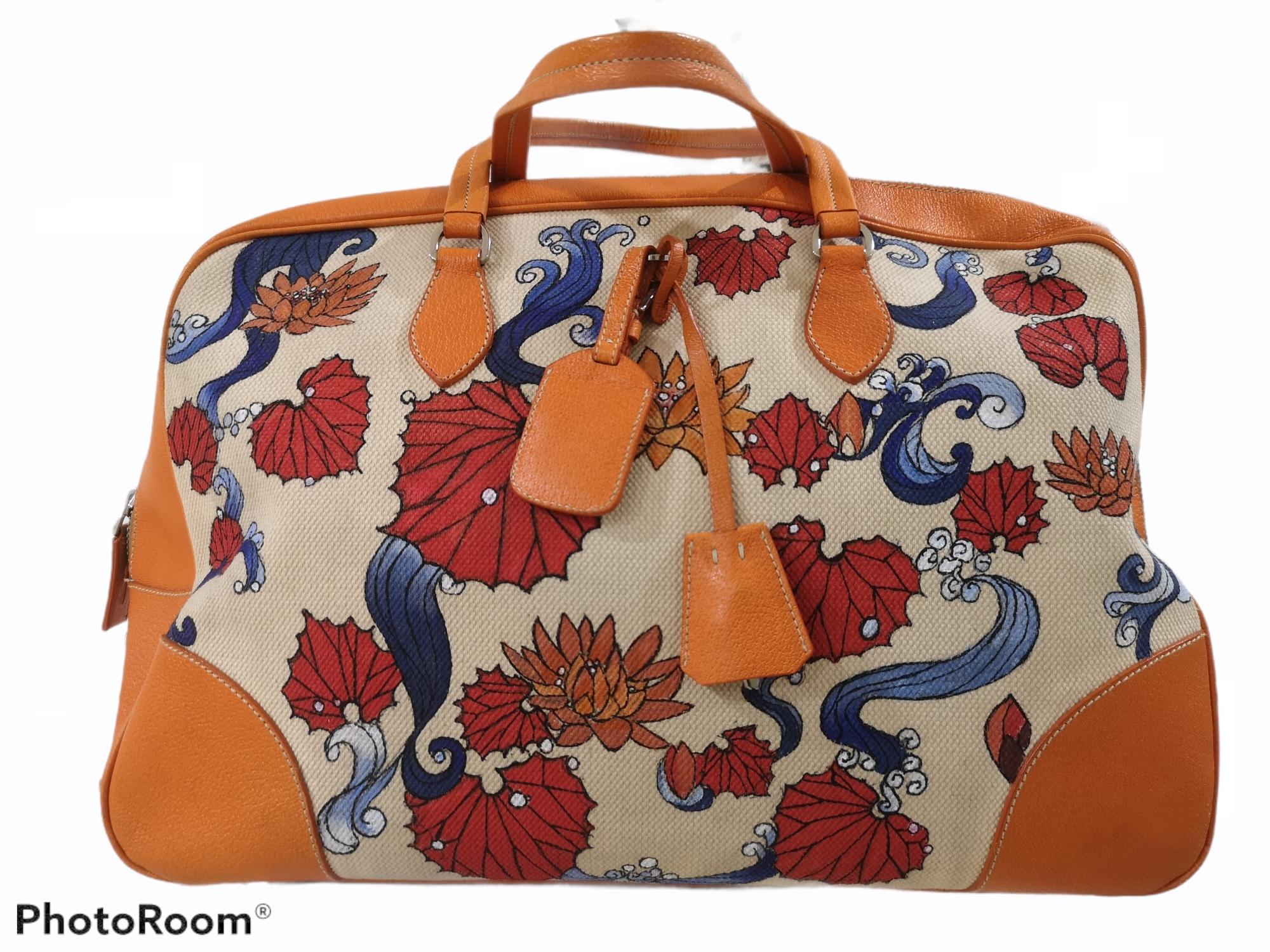 Prada orange fish painted handle shoulder bag
Orange leather, nude tone textile fish and red flowers painted on
totally made in italy
measurements: 45*30 x 17 depth cm 