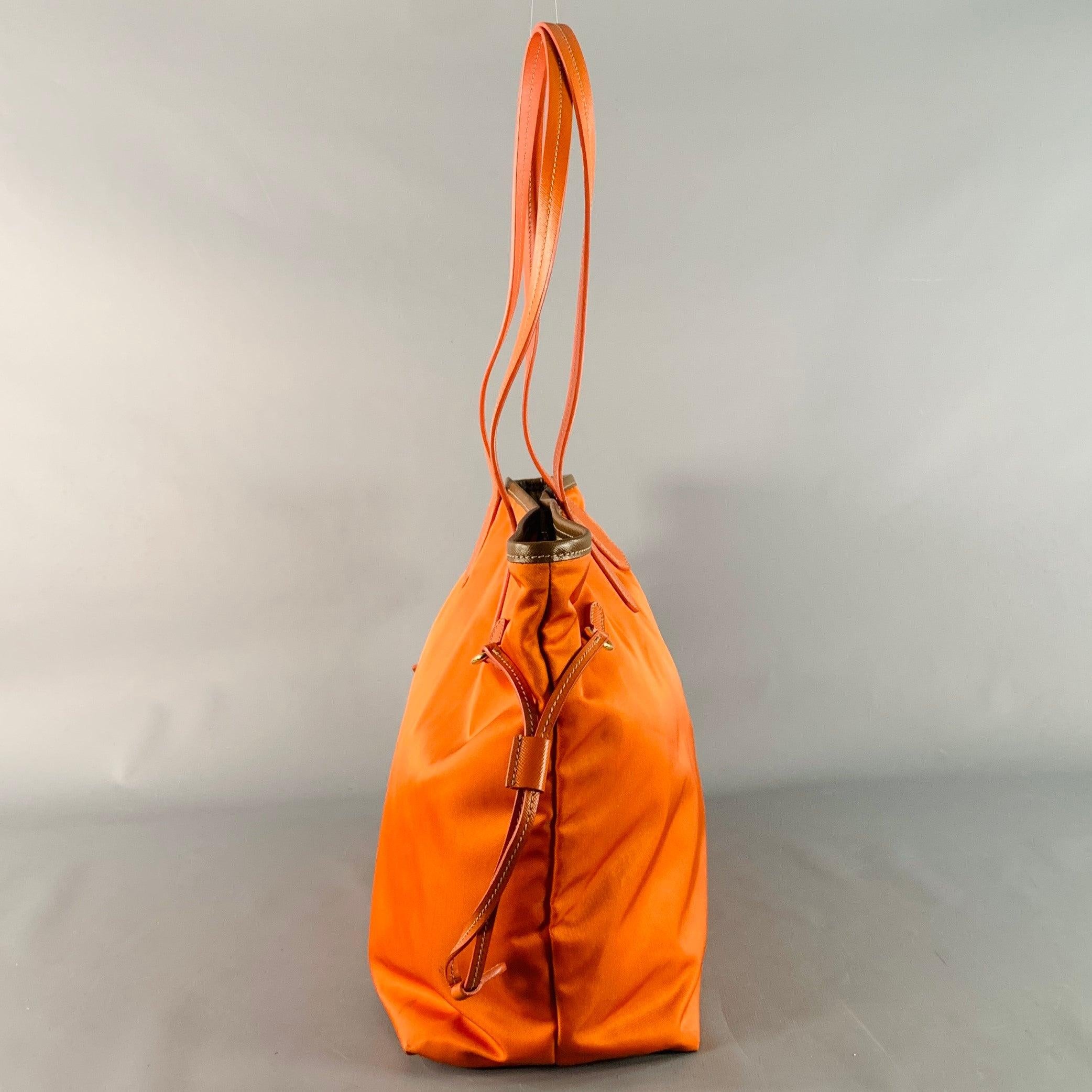 Orange PRADA - Sac à main fourre-tout en nylon et cuir doré orange en vente