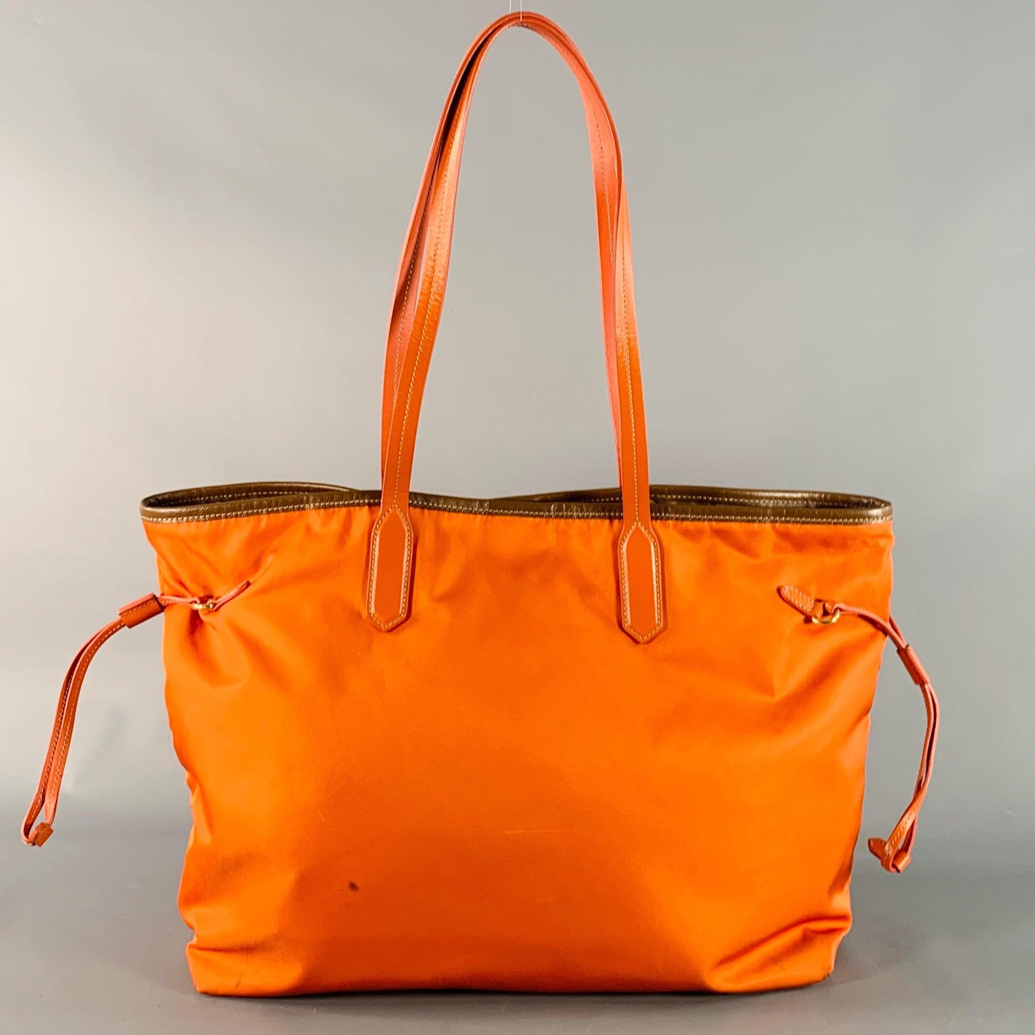 PRADA - Sac à main fourre-tout en nylon et cuir doré orange Bon état - En vente à San Francisco, CA