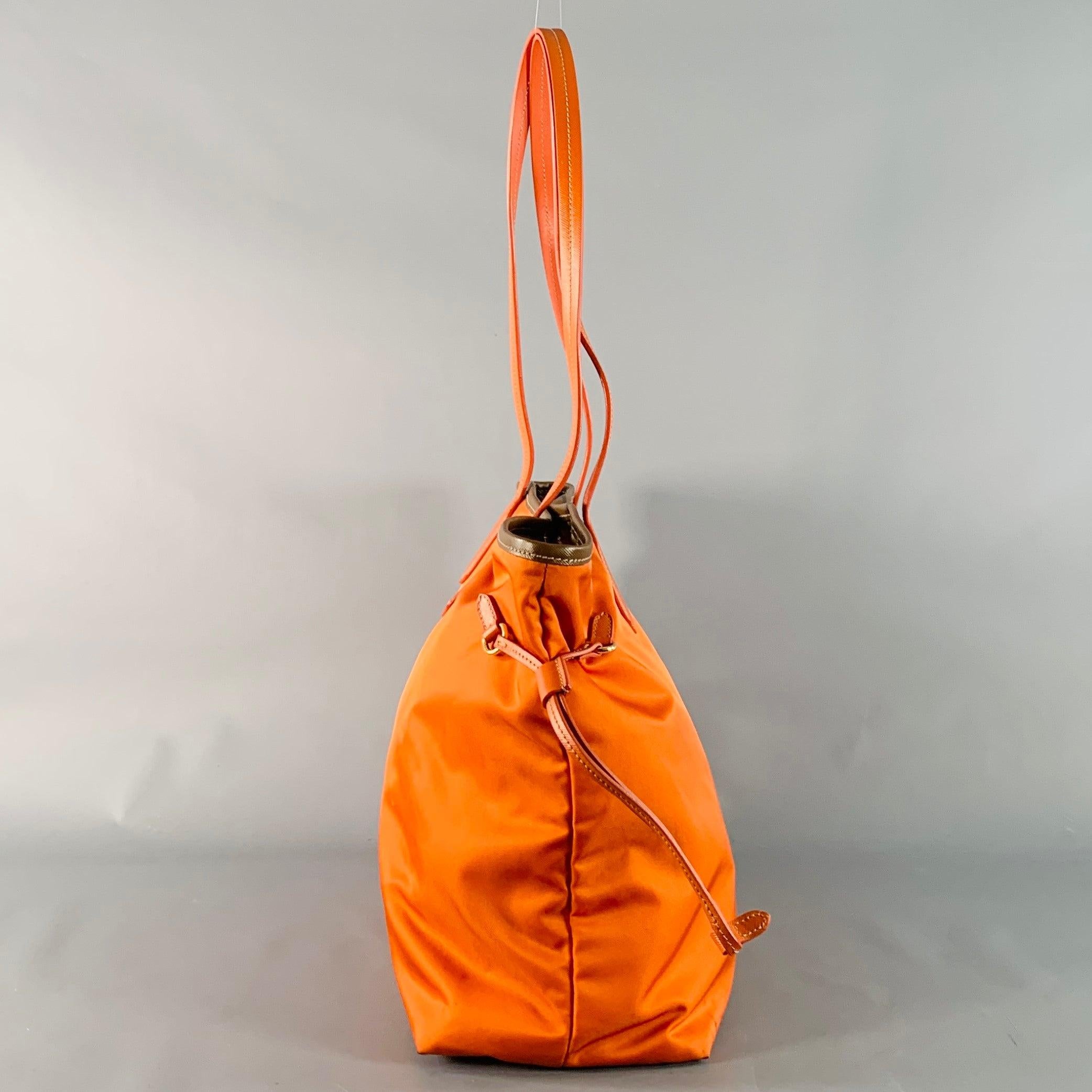 PRADA - Sac à main fourre-tout en nylon et cuir doré orange Pour femmes en vente