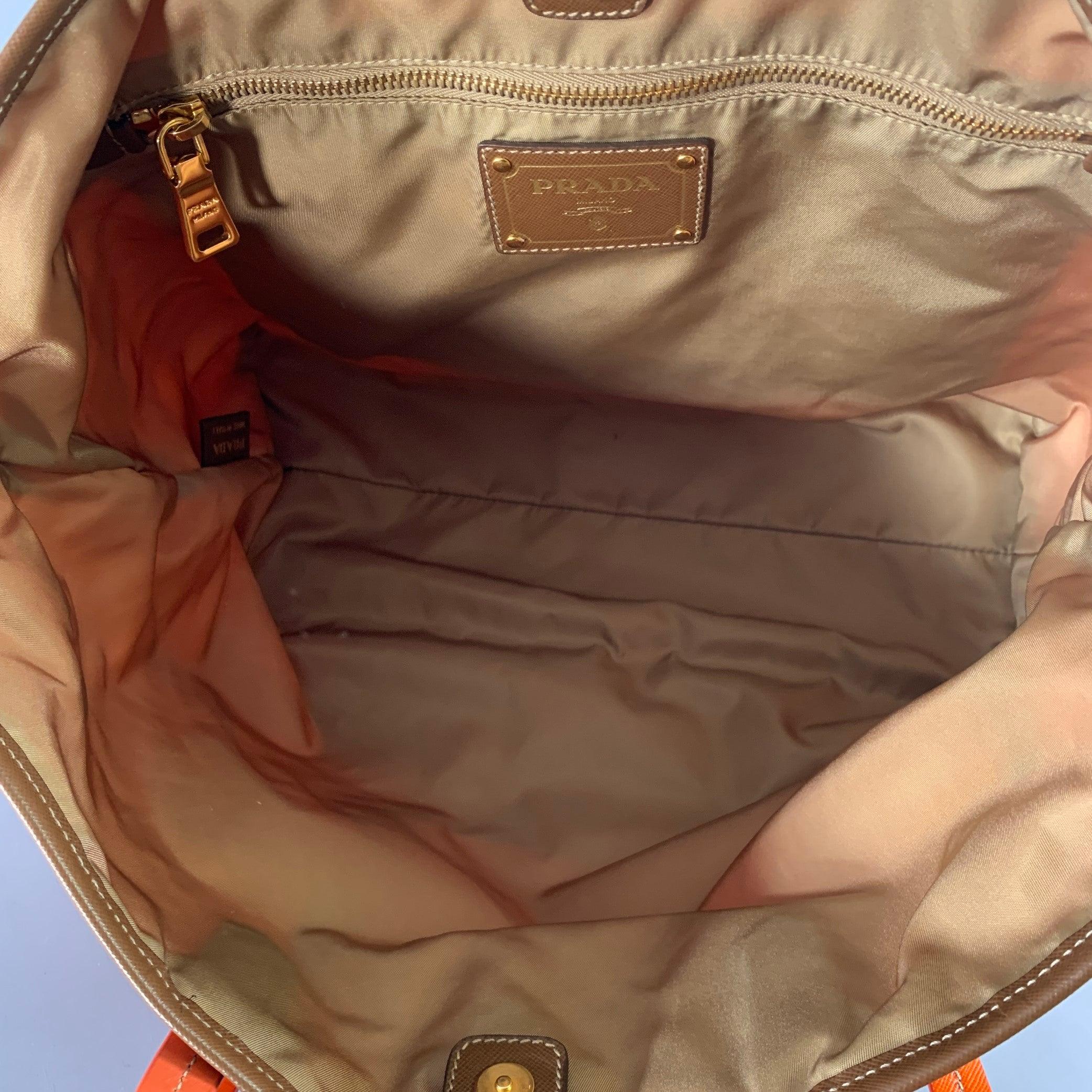 PRADA - Sac à main fourre-tout en nylon et cuir doré orange en vente 3