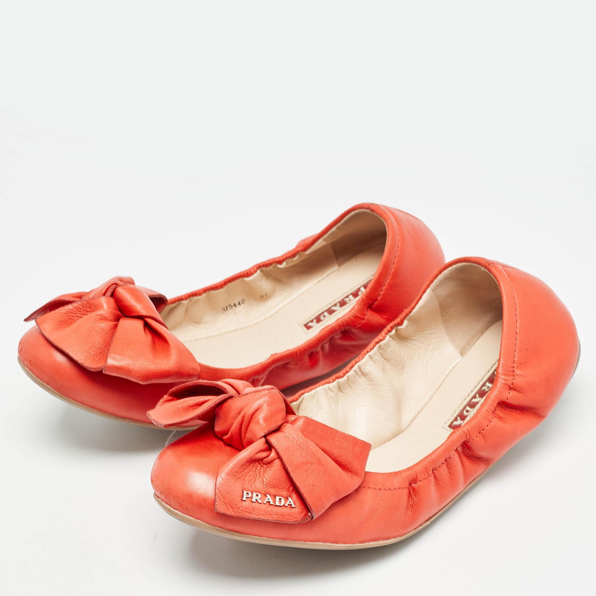 Let this comfortable pair be your first choice when youre out for a long day. These Prada ballet flats have well sewn uppers beautifully set on durable soles.
