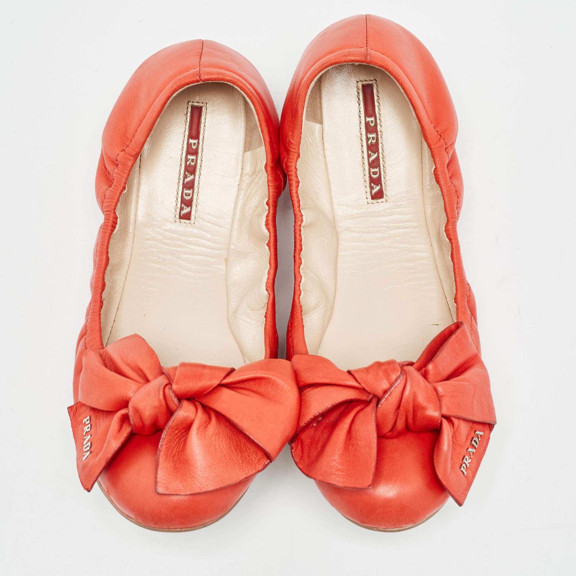 Prada Orange Leather Bow Logo Scrunch Ballet Flats Size 37 In Good Condition In Dubai, Al Qouz 2