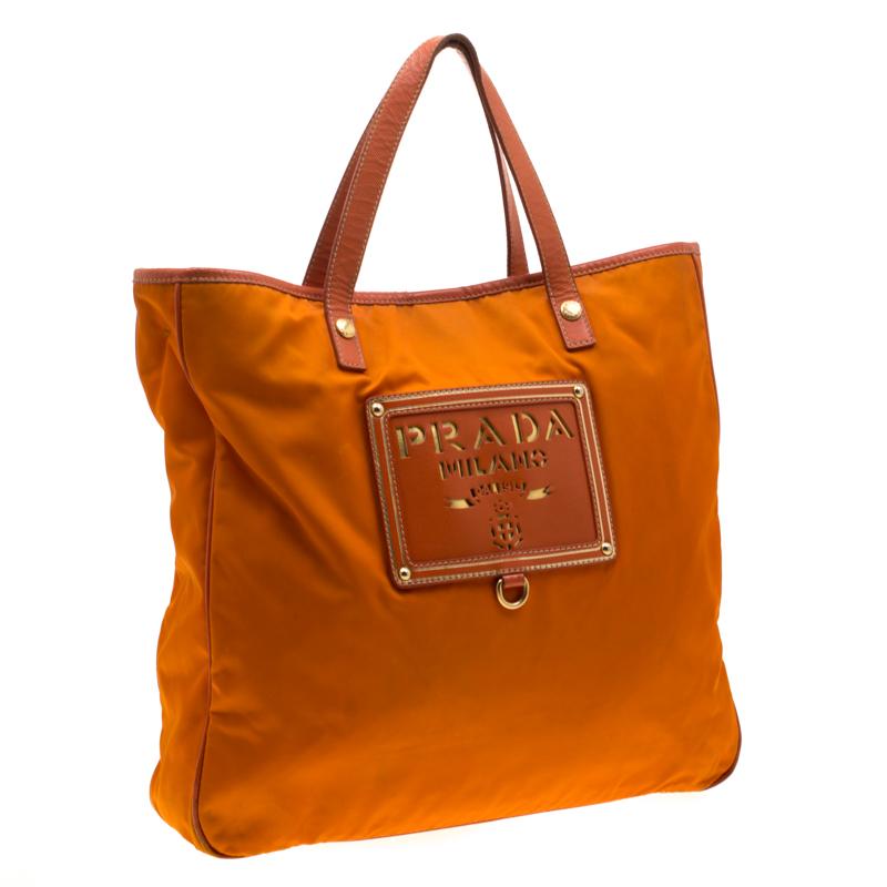 Prada Tote aus orangefarbenem Nylon und Leder mit Lasercut-Logo von Prada im Zustand „Relativ gut“ in Dubai, Al Qouz 2