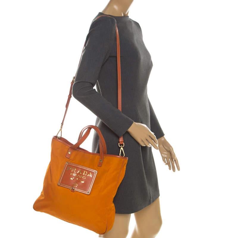 Sac cabas Prada orange en nylon et cuir avec logo découpé au laser Pour femmes en vente