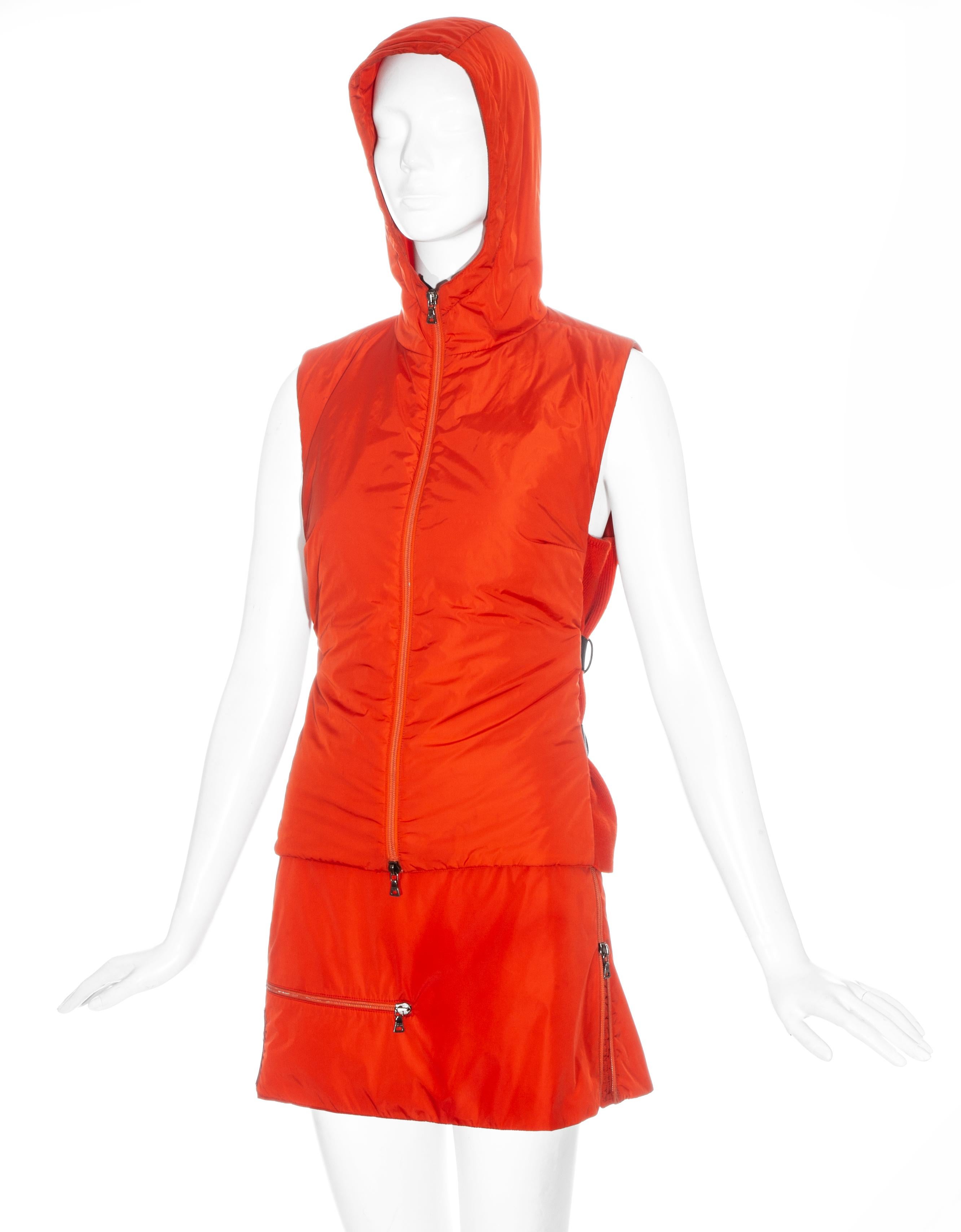 Rouge Prada - Ensemble gilet et jupe à capuche en nylon orange, circa 1999 en vente