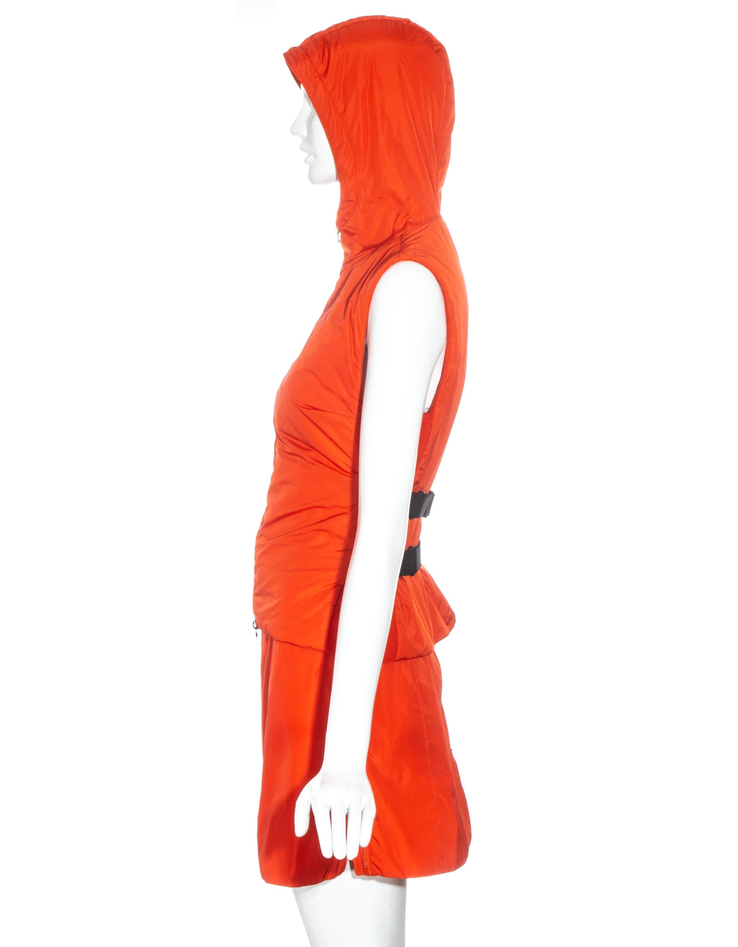 Prada - Ensemble gilet et jupe à capuche en nylon orange, circa 1999 Pour femmes en vente