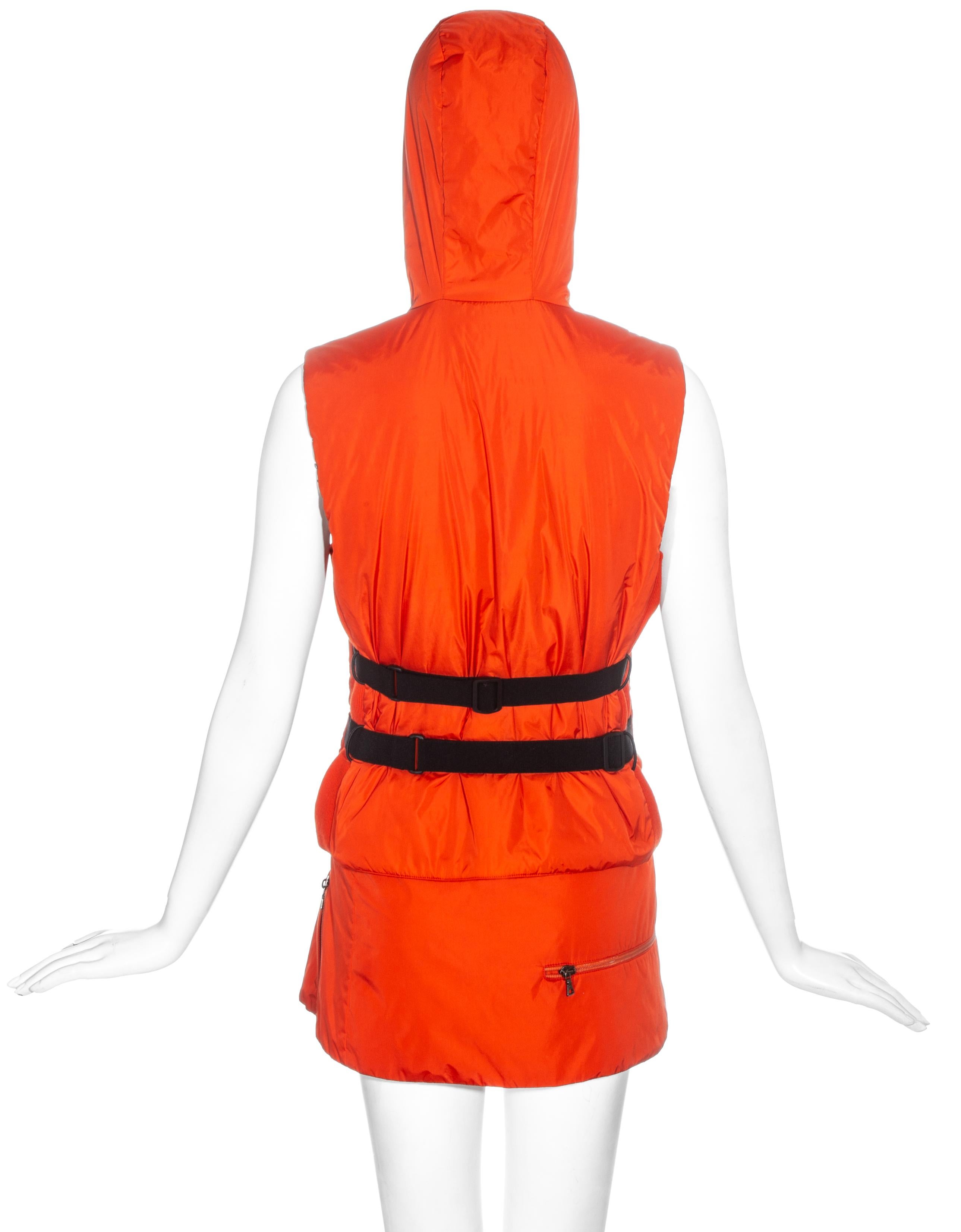 Prada - Ensemble gilet et jupe à capuche en nylon orange, circa 1999 en vente 1