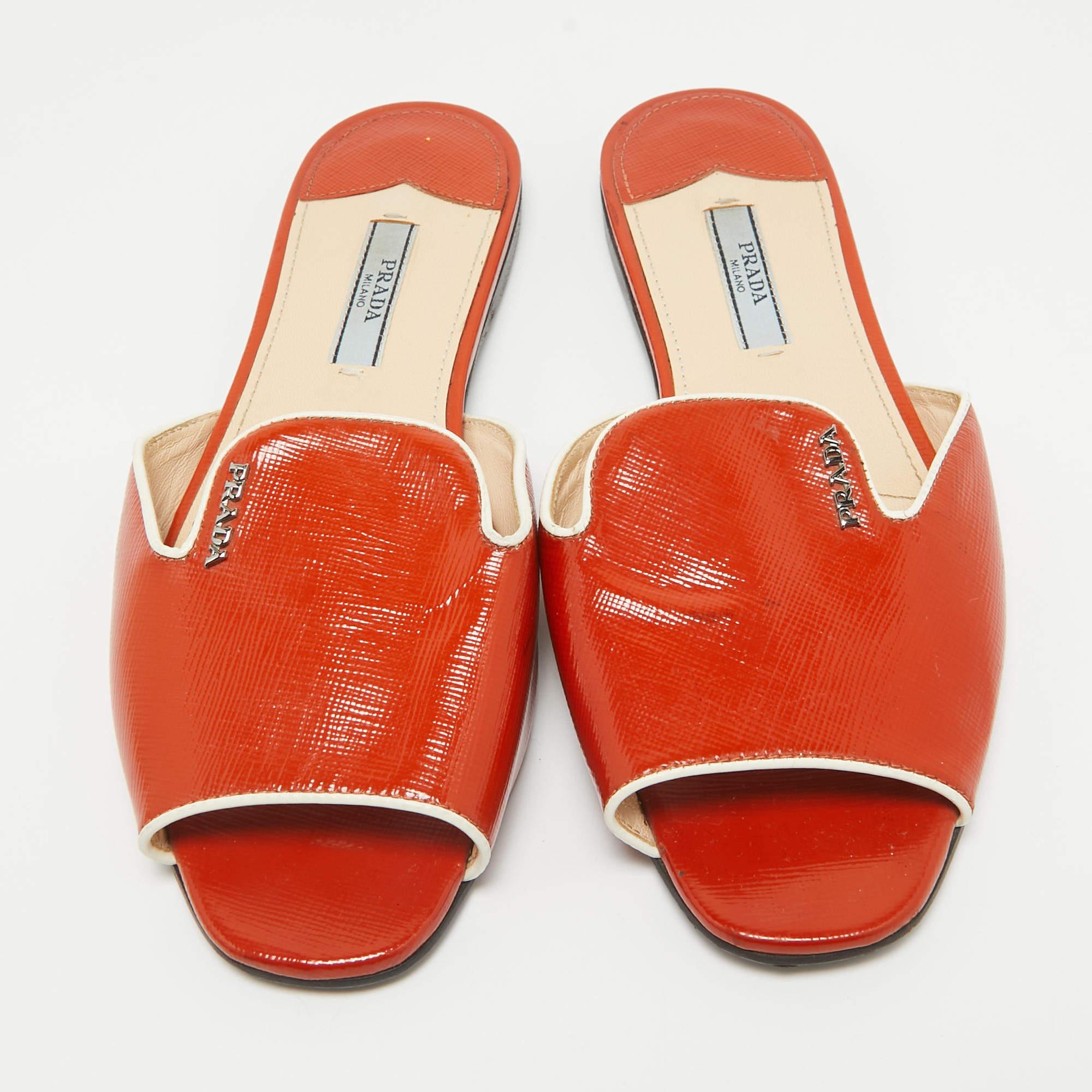 Prada Orange Patent Leather Flat Slides Size 36 In Fair Condition For Sale In Dubai, Al Qouz 2