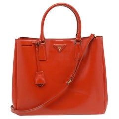 Prada: orangefarbene große Galleria-Tasche aus Saffiano Lux Leder