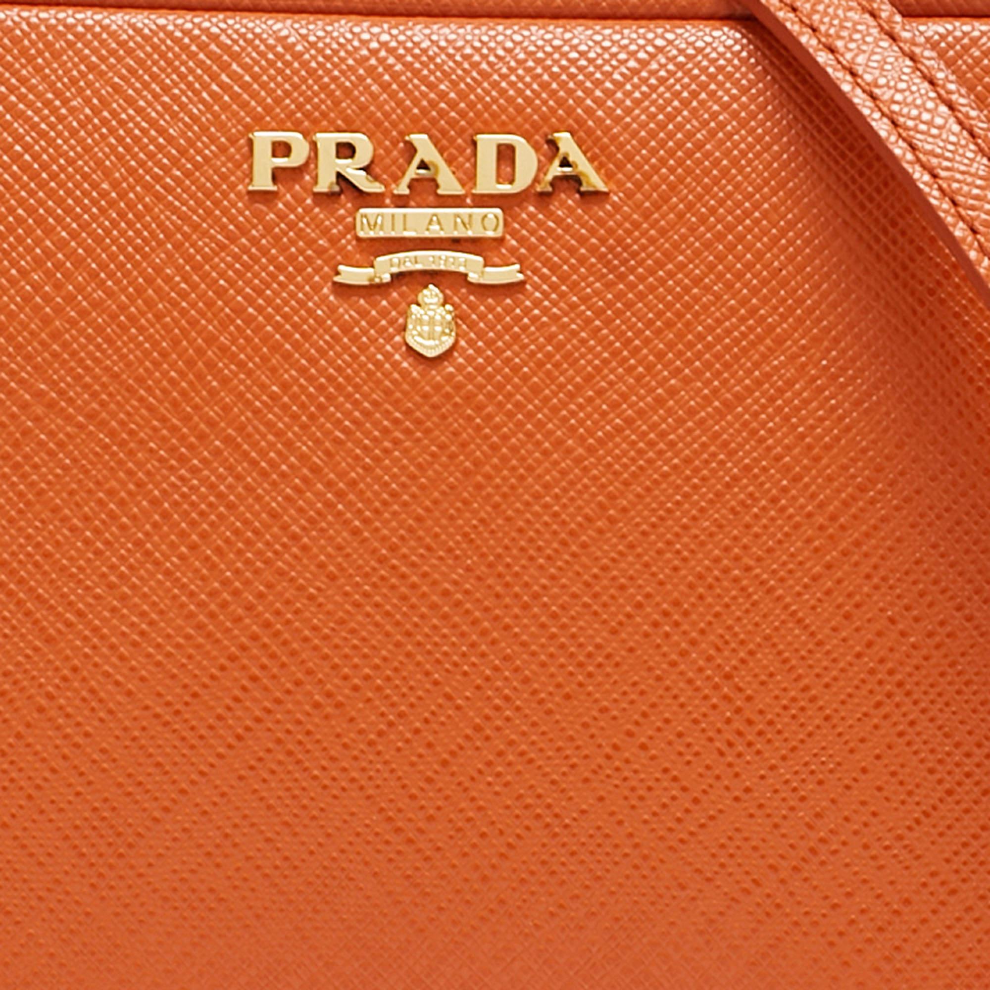 Sac photo Prada orange Saffiano Lux en cuir avec fermeture éclair en vente 7