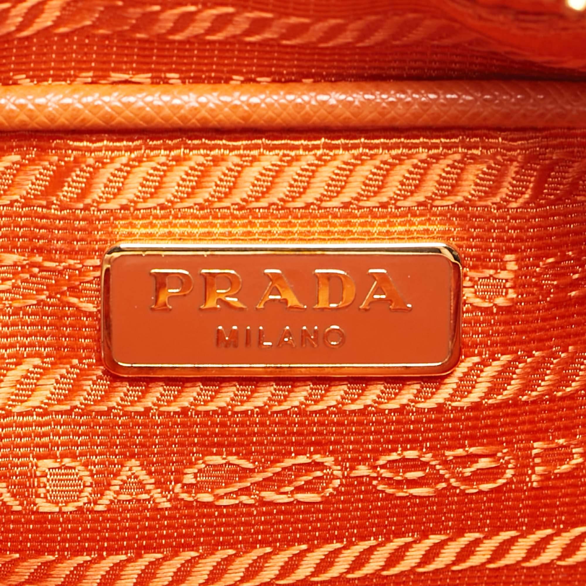 Sac photo Prada orange Saffiano Lux en cuir avec fermeture éclair en vente 11