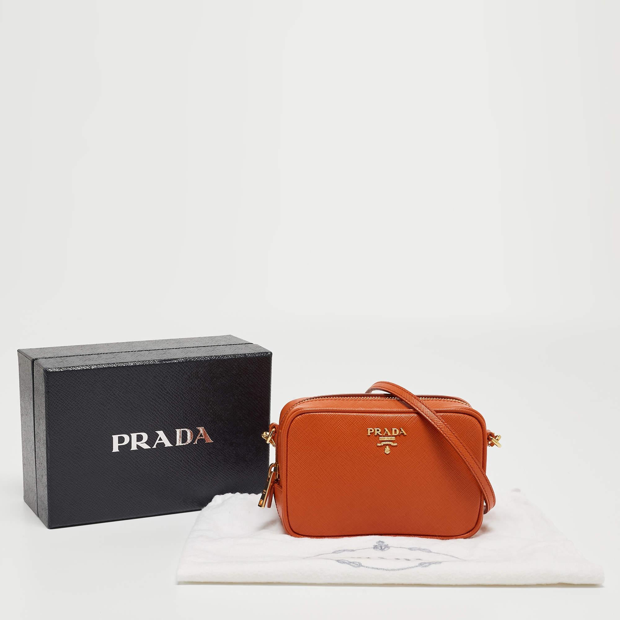 Sac photo Prada orange Saffiano Lux en cuir avec fermeture éclair en vente 14