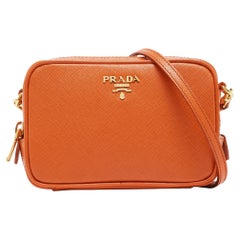 Sac photo Prada orange Saffiano Lux en cuir avec fermeture éclair