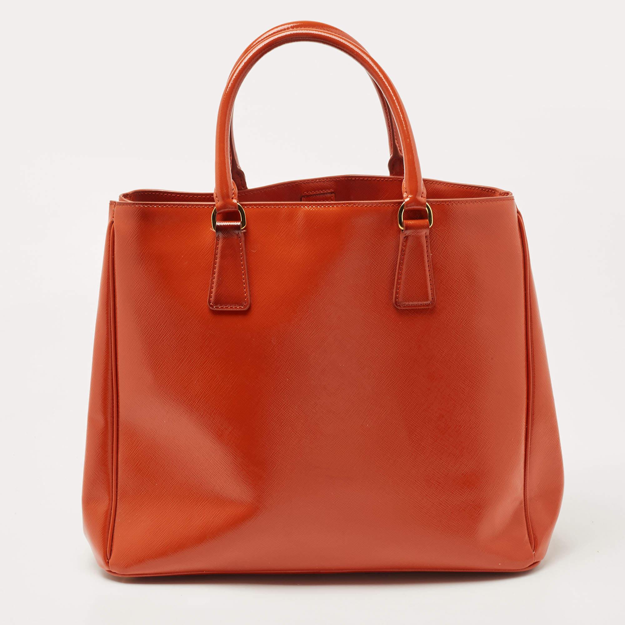 This Prada Saffiano tote for women is super classy and functional, perfect for everyday use. We like the simple details and its high-quality finish.

Includes:Detachable Strap
